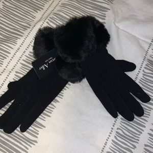 Marcus Adler women gloves with touch screen and faux fur on top color black